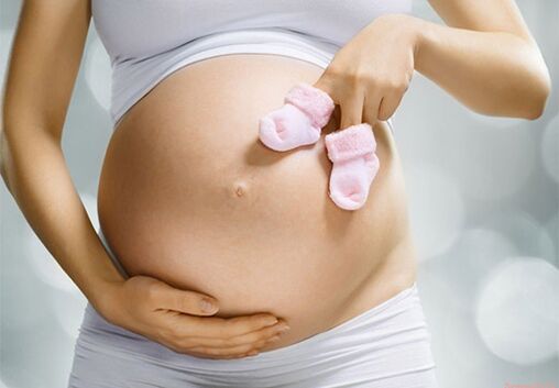 těhotná žena předává papilomům svému dítěti